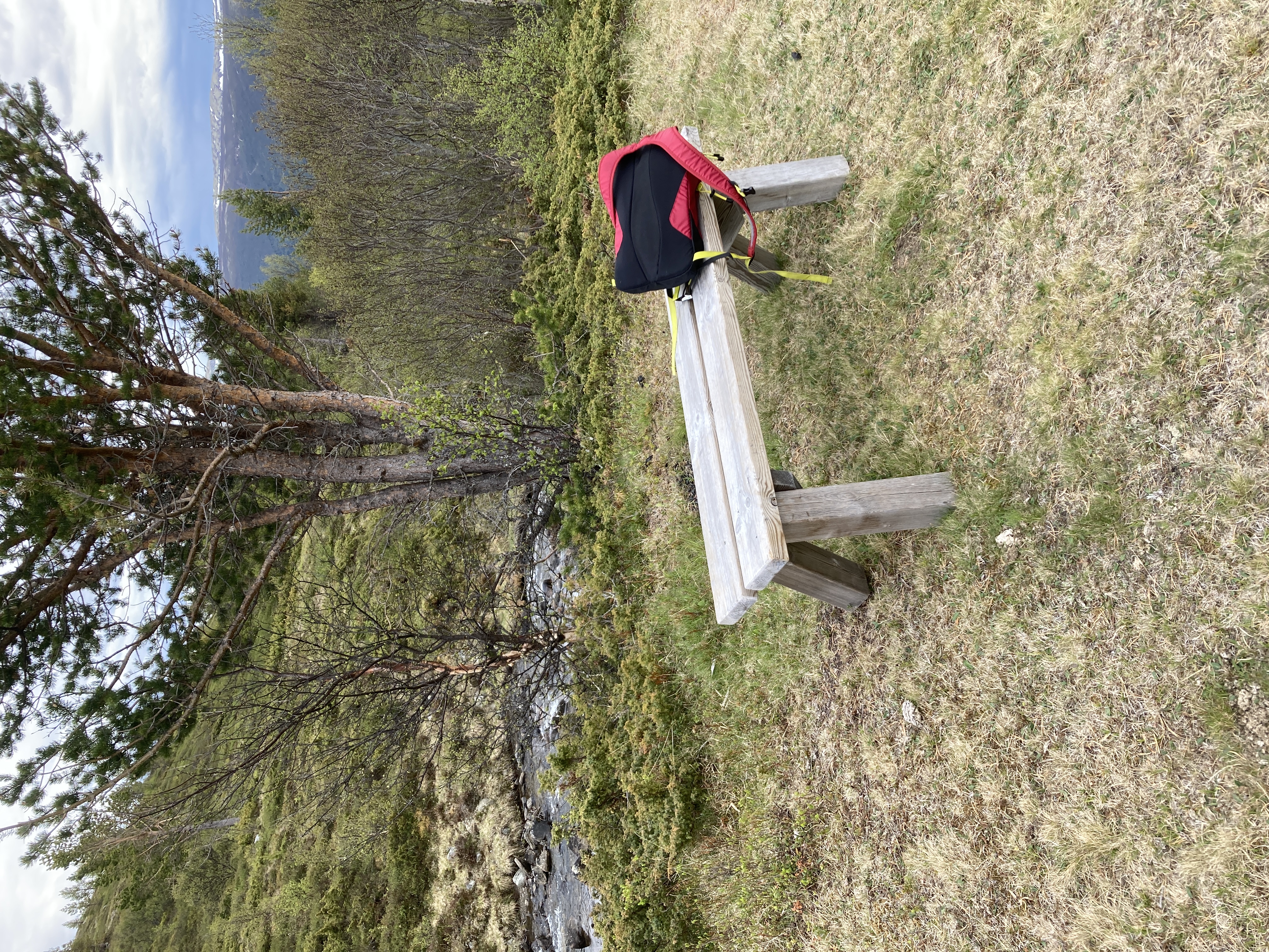 Benk ved Stavåe. 0512752-6875908 Foto: MK