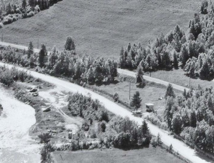 Kiosken ved vegen opp til Statshaugen. Teltplass mellom E6 og LÃ¥gen. Ser to utedoer nord pÃ¥ plassen der Langbekken renn ut i LÃ¥gen 17.07.1962 Foto: Telemark Flyselskap as