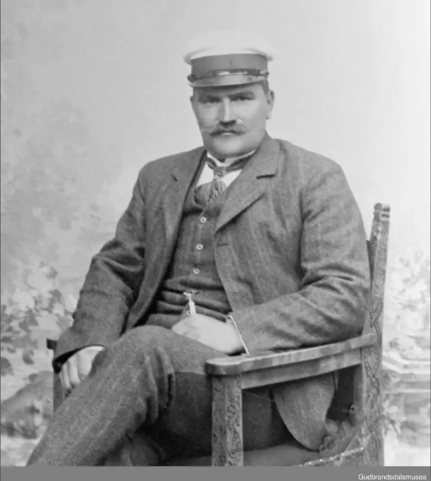 Portrettbilde av Henrik Thronsen i Magnhildstugu (KÃ¥rstugu til hans mor) ca 1913 Foto: Ukjent/Lesja bygda museum