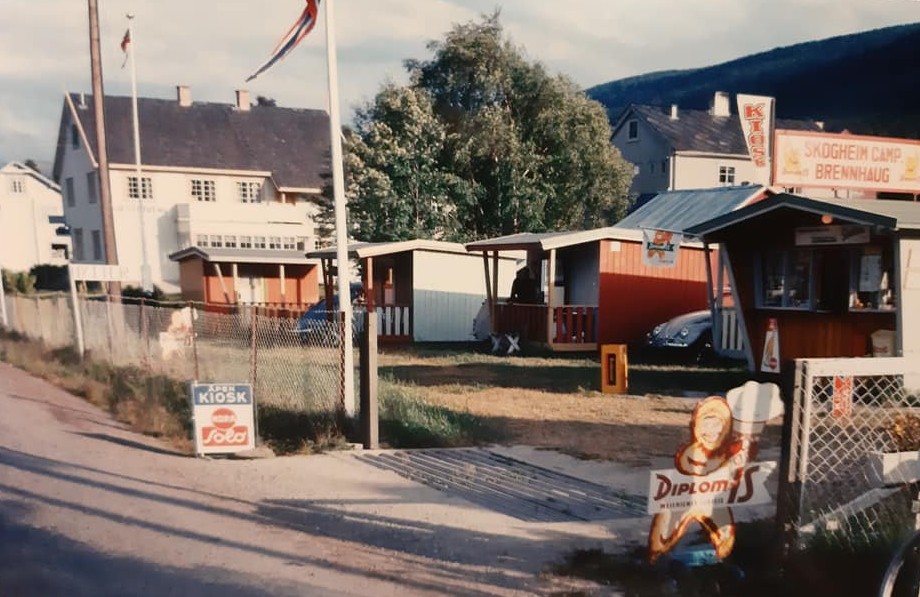 Bilde henta frå Facebook 2021.Innkjøring rett frå E6, Brennhaug Gjestgiveri i bakgrunn. Slutten av 1960-tallet Foto: Eier: Erik Tønseth