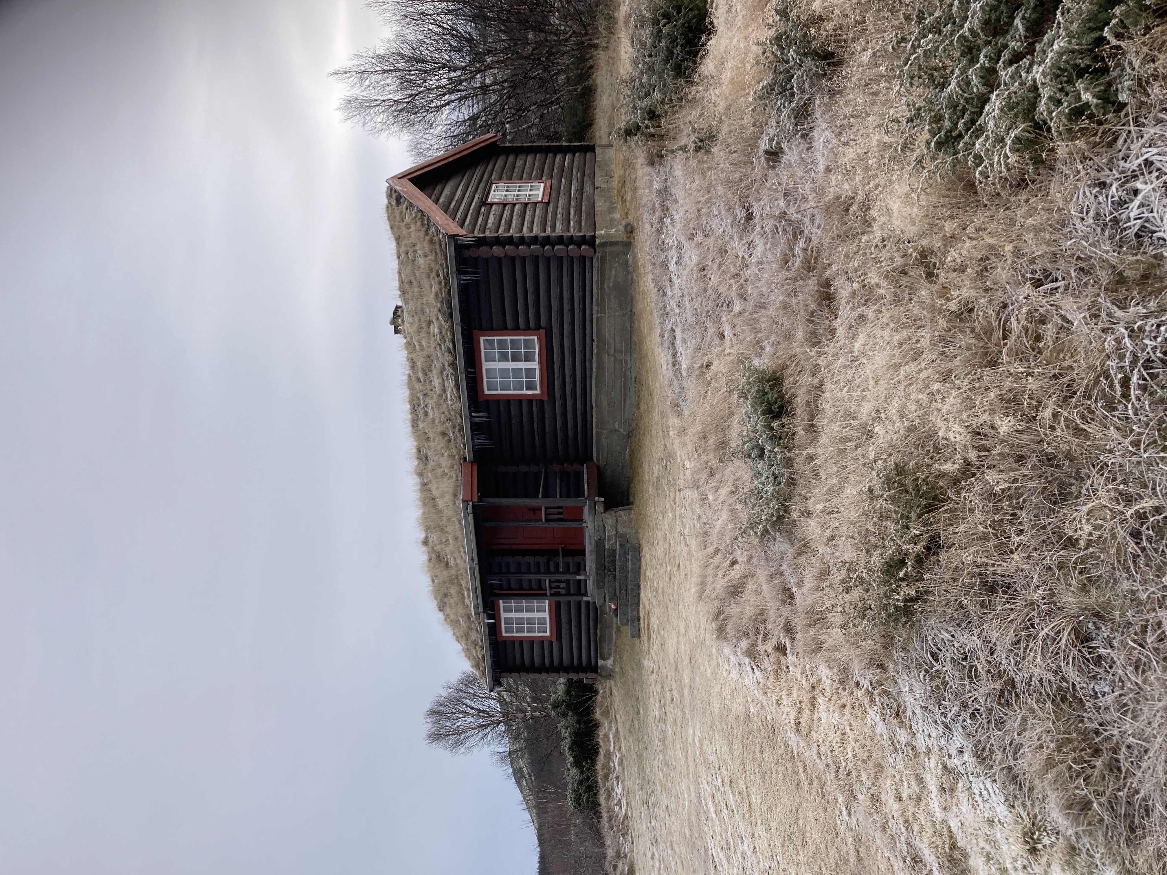 Utleigehytta som vart bygd der «Hotell knapp næring» stod Okt 2025 Foto: Mk