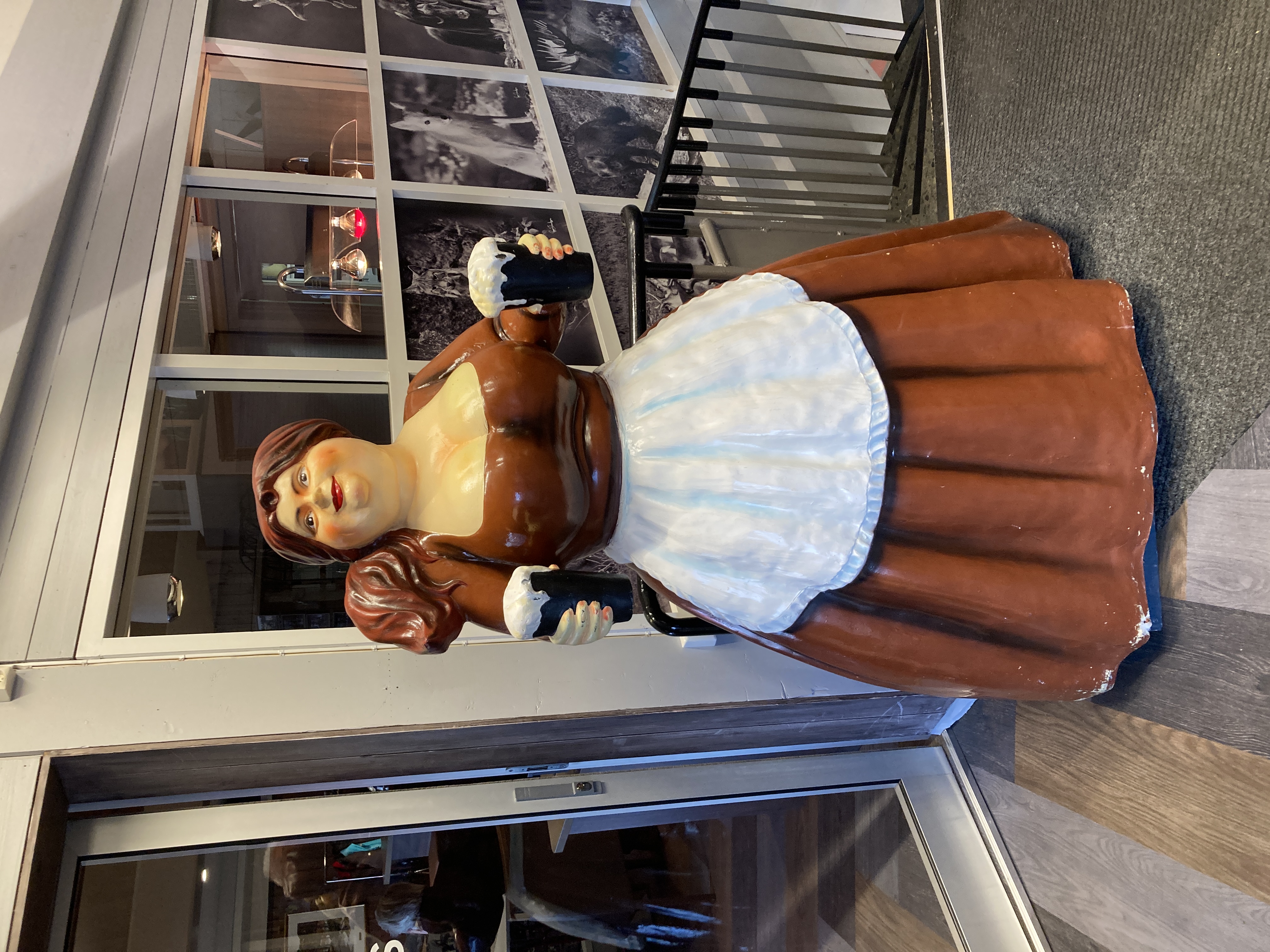 Dama ved inngangen til Blåsalen Nov 25 Foto: Mk